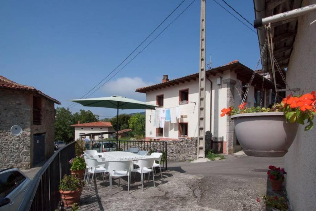 Casa Del Cuetu. Traditional Village House In Asturias Mere Exteriör bild